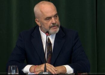 Rama ‘dush të ftohtë’ kryebashkikaut të Himarës: Modeli të fjeturit gjumë, përballë plehrave