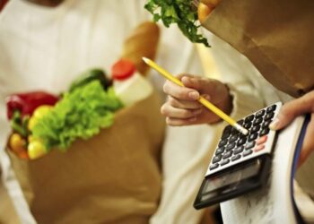 Familjet shqiptare kanë shpenzime rekord në Europë për ushqime, pse i rëndon më shumë rritja e çmimeve