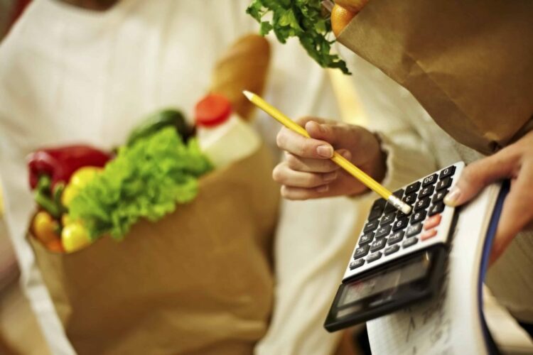 Familjet shqiptare kanë shpenzime rekord në Europë për ushqime, pse i rëndon më shumë rritja e çmimeve