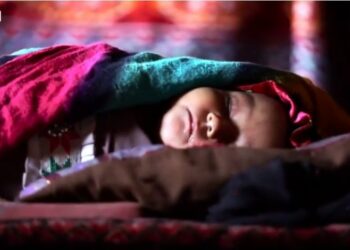 Familja afgane shet foshnjen për 500 dollarë, nëna: Fëmijët e tjerë po vdisnin urie