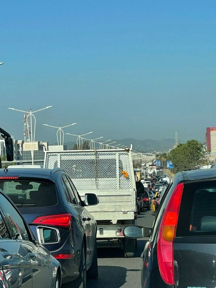 Aksident në autostradën Tiranë-Durrës, radhë kilometrike makinash (FOTO)