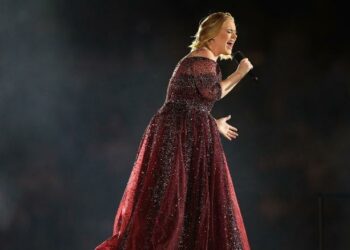 Pas 5 vitesh Adele do të rikthehet në skenë, publikon datat e turit