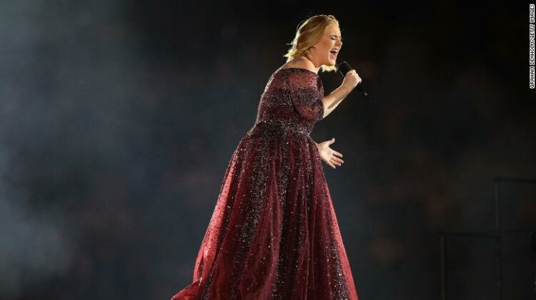 Pas 5 vitesh Adele do të rikthehet në skenë, publikon datat e turit