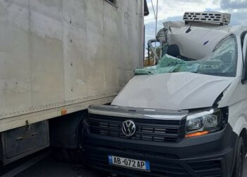 Aksident në aksin Pogradec-Lin, furgoni i mallrave përplaset me kamionin e ndaluar