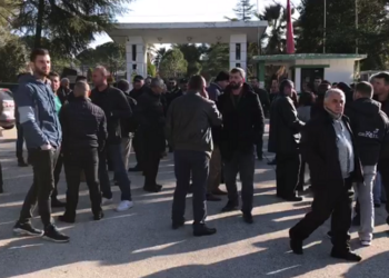 Naftëtarët para uzinës në Ballsh, thirrje qeverisë: Vendoseni në punë rafinerinë