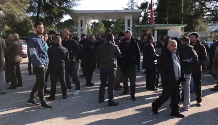 Naftëtarët para uzinës në Ballsh, thirrje qeverisë: Vendoseni në punë rafinerinë