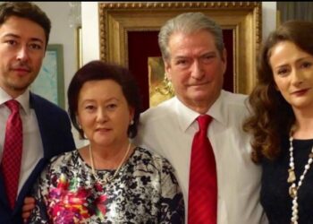 U shpall “non grata”, DASH çon në Kongres Sali Berishën dhe familjen e tij