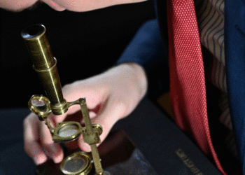 Në ankand mikroskopi i Darwin, pritet të shitet për 480 mijë $