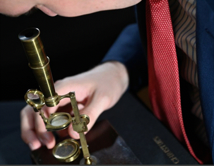 Në ankand mikroskopi i Darwin, pritet të shitet për 480 mijë $