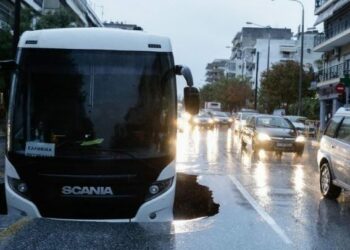 Stuhi dhe mot ekstrem/ Hapet gropa në mes të rrugës në Selanik dhe “përpin” autobusin