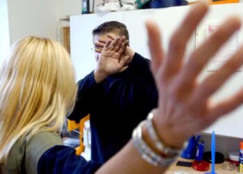 Dhunoi fizikisht bashkëshortin, vihet në pranga 60-vjeçarja në Kuçovë