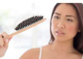 Doni të parandaloni rënien e flokëve? Ekspertët japin disa këshilla që do ju vijnë në ndihmë