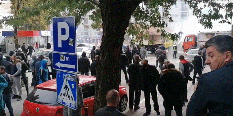 VIDEO-Tensione në Mitrovicë të Veriut, momenti kur serbët sulmojnë Policinë e Kosovës, grushte dhe gaz lotsjellës