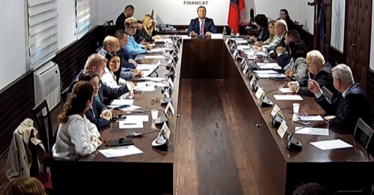 “Bashkëqeverisja” sjell debate te “Ekonomia”, Tabaku: S’jeni të aftë të përcaktoni efektet financiare