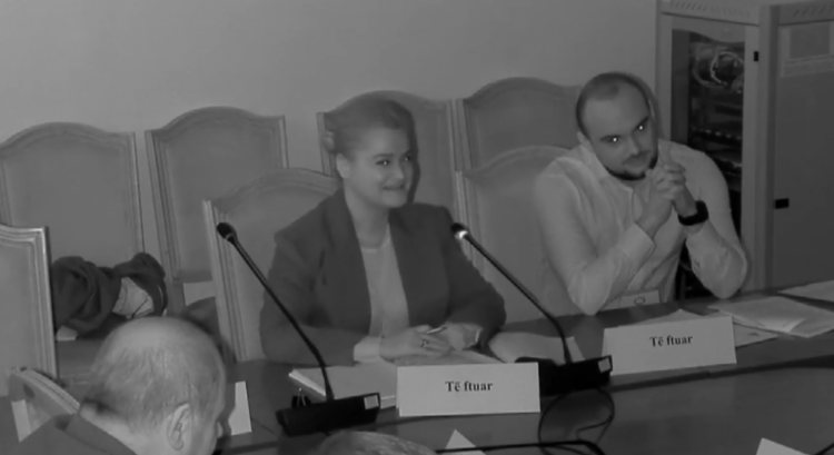 Kuvendit i ikin dritat/ Deputetët gajasen së qeshuri në errësirë (FOTO)