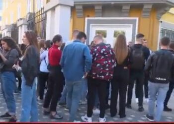 Pas protestave para ministrisë së Arsimit, studentët e FSHN lejohen të hyjnë në auditore pa vaksinë