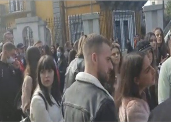 Përplasjet në dyert e universiteteve, studentët zhvendosen tek Ministria e Arsimit