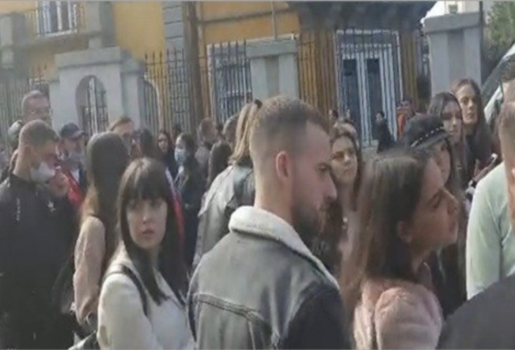 Përplasjet në dyert e universiteteve, studentët zhvendosen tek Ministria e Arsimit