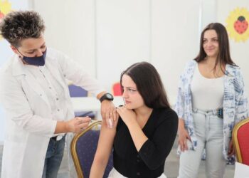 Covid-19/ Vetëm 30% e studentëve dhe 80% e pedagogëve të vaksinuar