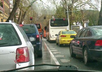 Reshjet e shiut sjellin kaos në Tiranë, trafik i rënduar çdo rrugë të kryeqytetit