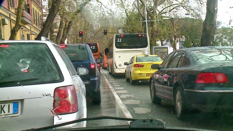 Reshjet e shiut sjellin kaos në Tiranë, trafik i rënduar çdo rrugë të kryeqytetit
