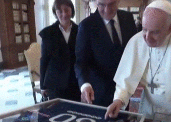 Një dhuratë për Papën, Kryeministri francez i dhuron bluzën e Mesit