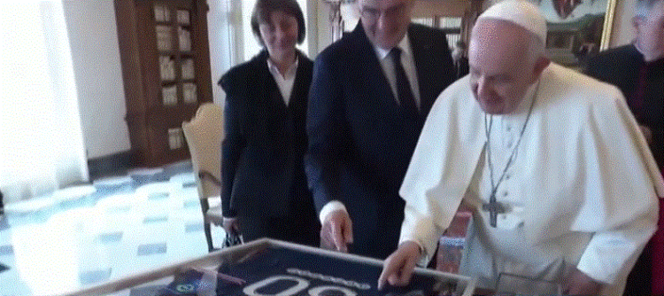 Një dhuratë për Papën, Kryeministri francez i dhuron bluzën e Mesit