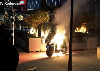 Protesta të dhunshme në Holandë kundër masave anti-COVID, policia hap zjarr