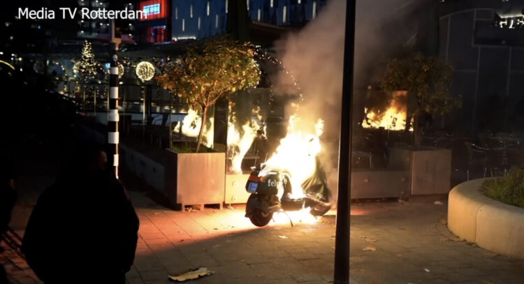 Protesta të dhunshme në Holandë kundër masave anti-COVID, policia hap zjarr