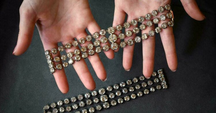 Dalin në ankand bizhuteritë e mbretëreshës së fundit të Francës