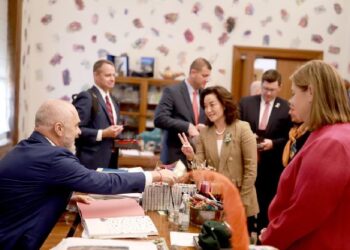 Rama pret në zyrë kongresmenët amerikanë dhe ambasadoren Yuri Kim