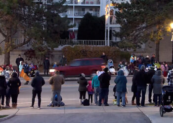 Makina merr përpara turmën e njerëzve në një paradë Krishtlindjesh, 5 viktima dhe mbi 40 të plagosur në SHBA
