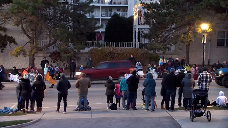 Makina merr përpara turmën e njerëzve në një paradë Krishtlindjesh, 5 viktima dhe mbi 40 të plagosur në SHBA