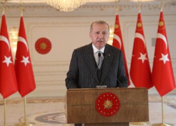 Dobësimi i Lirës turke dhe kaosi ekonomik ‘zgjon’ Erdoganin: Turqia do të ketë sukses në ‘luftën’ ekonomike të pavarësisë