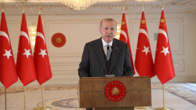 Dobësimi i Lirës turke dhe kaosi ekonomik ‘zgjon’ Erdoganin: Turqia do të ketë sukses në ‘luftën’ ekonomike të pavarësisë