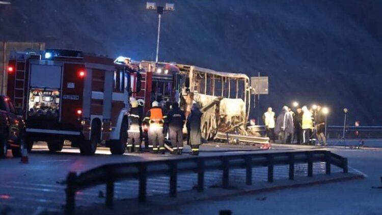 Tragjedi në Bullgari, autobusi përplaset dhe merr flakë, humbin jetën 45 persona
