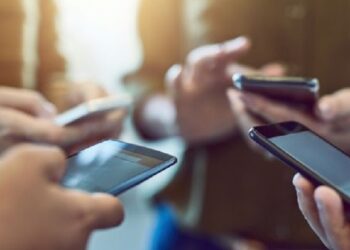 Numri i përdoruesve të internetit nga celulari arrin shifër rekord, trafiku pothuajse u dyfishua