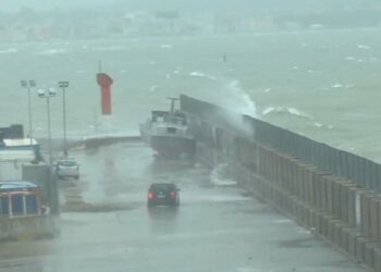 Moti i keq në Vlorë, pezullohet deri në fund të nëntorit lundrimi i mjeteve të peshkimit, dallgët deri në 8 ballë