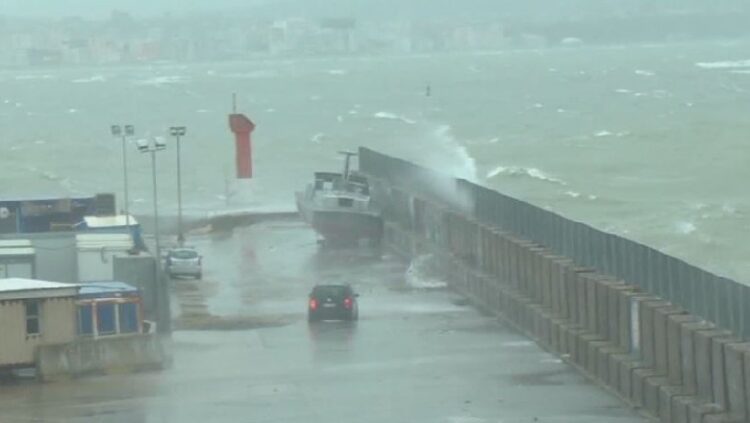 Moti i keq në Vlorë, pezullohet deri në fund të nëntorit lundrimi i mjeteve të peshkimit, dallgët deri në 8 ballë