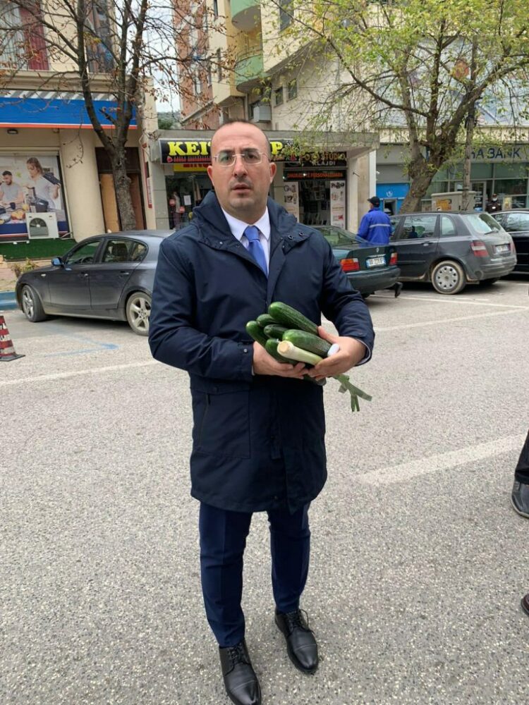 Deputeti demokrat i drejtohet Kuvendit pasi u bashkua protestës së Lushnjes: Po sjell produkte bio për qeverinë