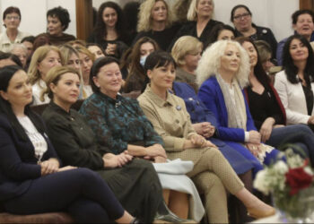 Liri Berisha i bashkohet foltores, e ulur krah grave demokrate