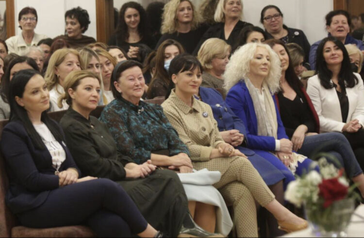 Liri Berisha i bashkohet foltores, e ulur krah grave demokrate