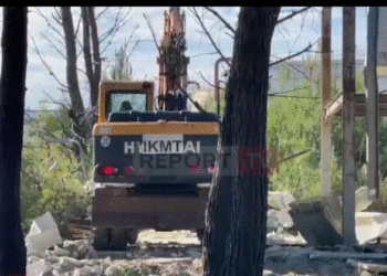 IKMT Vlorë aksion në ‘Pyllin e Sodës’, prish sot 10 ndërtime pa leje 1-2 kate! Në total do shemben 40 objekte
