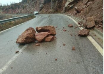 Në Kukës nisin reshjet e para të dëborës, rënie gurësh në disa segmente rrugore, nuk ka probleme me qarkullimin