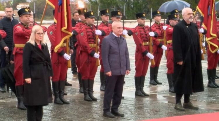 29-Nëntori/ Meta dhe Rama bëjnë homazhe te Varrezat e Dëshmorëve