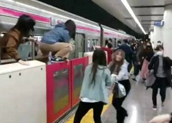 Ngjarje e rëndë për Halloween: Burri i veshur si Joker sulmon me thikë 17 persona