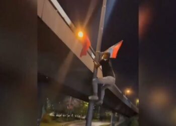 VIDEO/ Serbët shkulin natën dhe djegin flamurin shqiptar nga rrugët e Beogradit