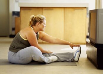 7 ushtrime të thjeshta që ju ndihmojnë të digjni kalori edhe kur shihni TV