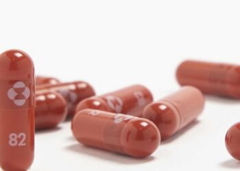 Ky është vendi i parë që autorizon ilaçin kundër Covid-19, mund të përdoret edhe në shtëpi