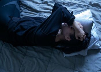 Çfarë po ta shton stresin dhe ankthin gjatë natës, mëso zakonet e gjumit